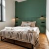 Chambre double standard du Manoir avec tête de lit cannelée vert sauge et fenêtre lumineuse.